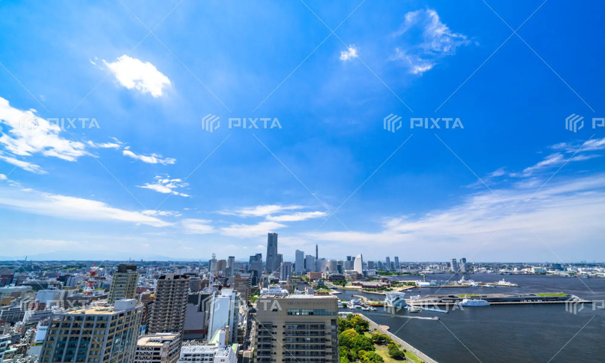 神奈川の市街地と青空